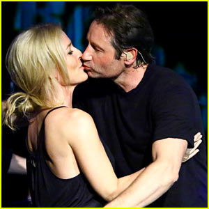 Opa! David Duchovny jo je kar na odru