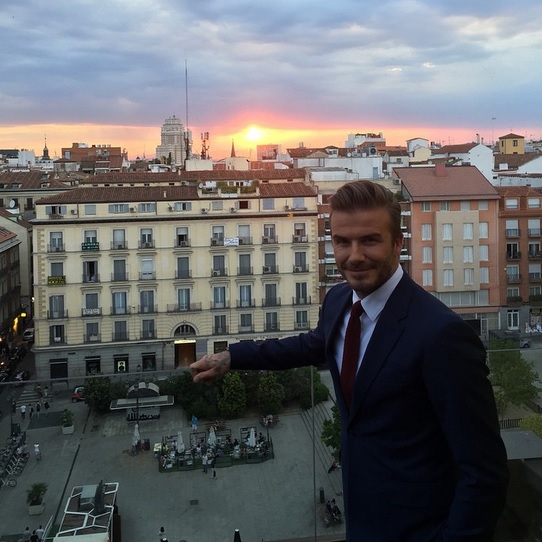 Vau! Beckham jo uči igrati nogomet