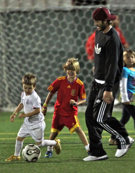 FOTO David Beckham: S sinovoma užival v igranju nogometa