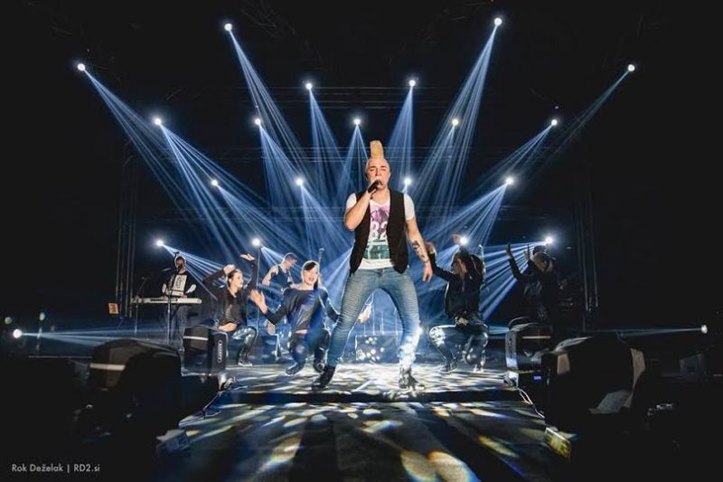 Na koncertu naš muzikant prepeval z odprto zadrgo