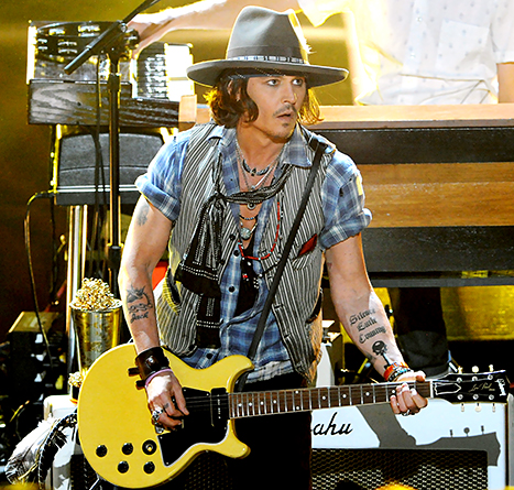 Uau! Johnny Depp se podaja v glasbene vode