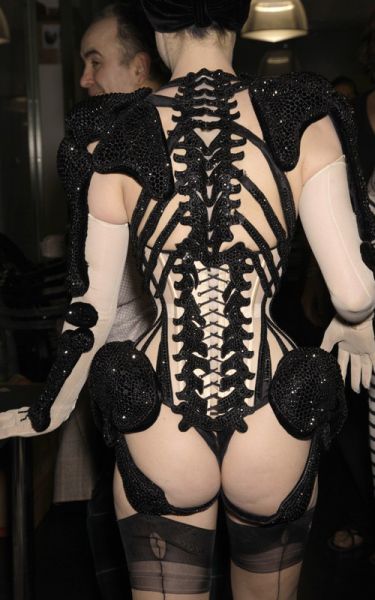 FOTO Dita Von Teese po modni brvi sprehodila golo ritko
