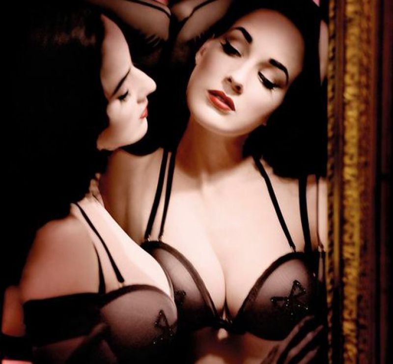 Opa! Dita Von Teese fantazira o seksu z žensko
