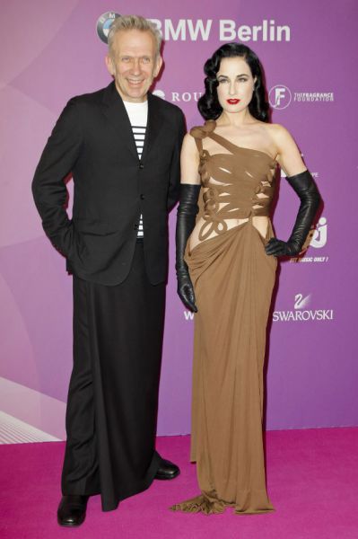 Ops! Predrzna Dita von Teese na rdečo preprogo napol gola