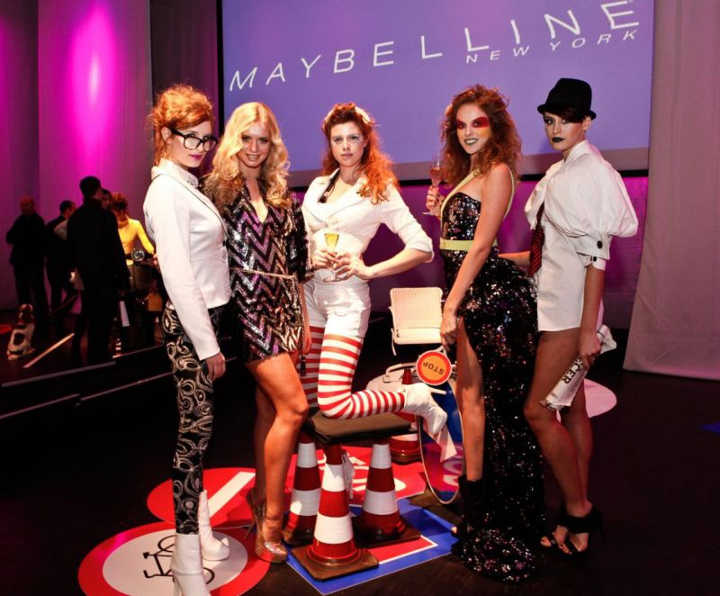 Maybelline New York: Slovenske manekenke v seksi uniformah