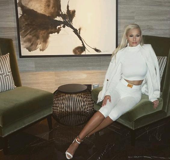 Naša znana lepotička se je učila trikov Kim Kardashian