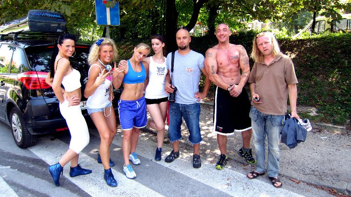 Opa! Matjaž Javšnik in Chorchyp ujeta v družbi seksi mačk