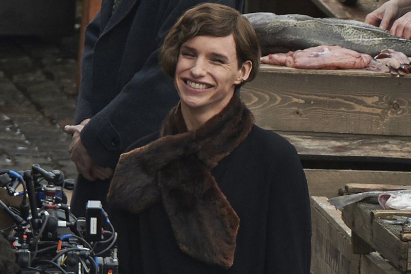 Opa! Eddie Redmayne je spremenil spol!