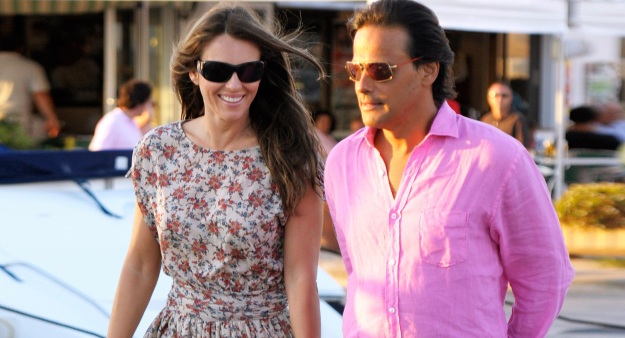 Elizabeth Hurley spet flirta z nekdanjim ljubimcem