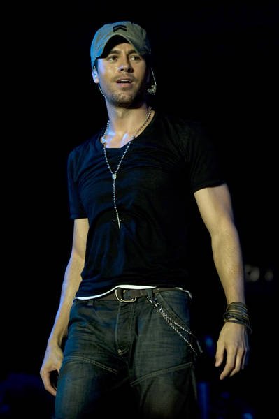 VIDEO Enrique Iglesias na odru poljubljal golo oprsje oboževalke