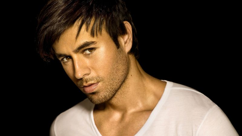 Opa! Enrique Iglesias ima ukrivljenega!