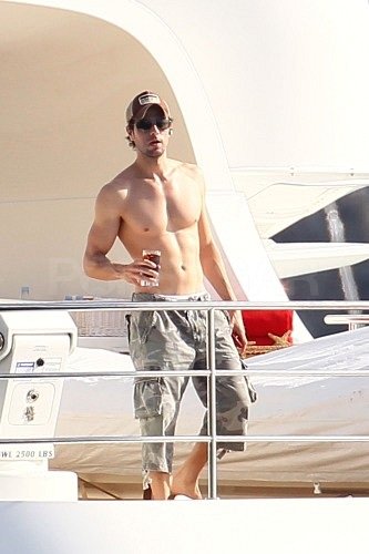 Opa! Božanski žrebec Enrique Iglesias: Pokazal mišičasto telo