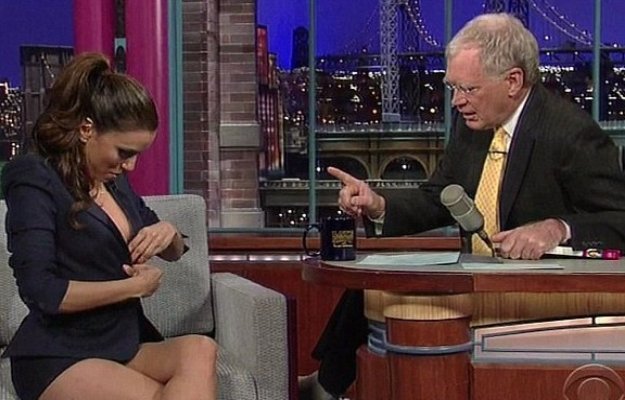 OPA! Eva Longoria pod obleko ni nosila nedrčka in razkrila golo dojko