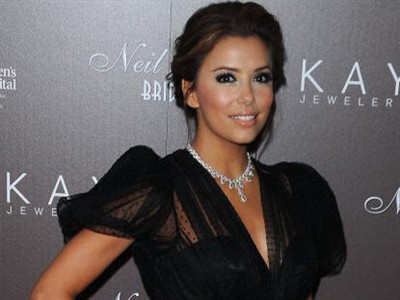 Eva Longoria kot elegantna dama iz 80-ih