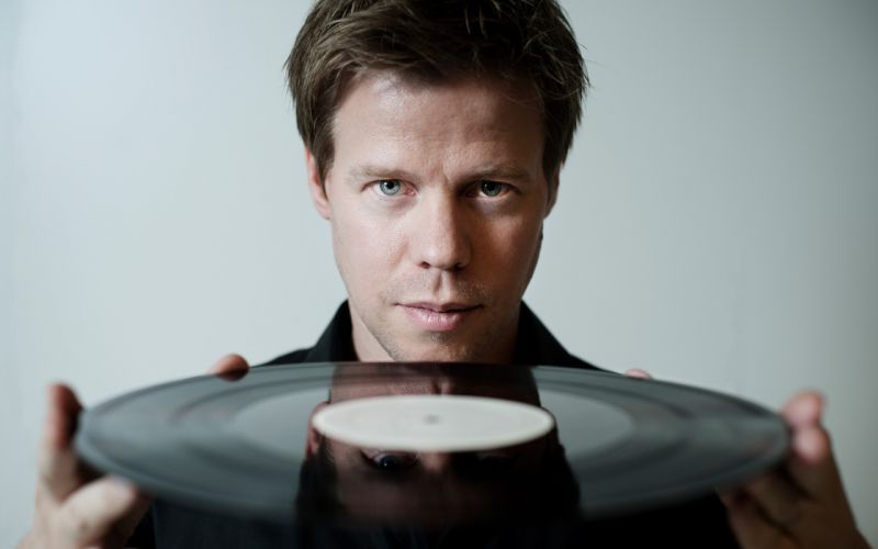 Armin van Buuren bo na Red X-mas Partyju vrtel s prijateljem Ferryjem Corstnom