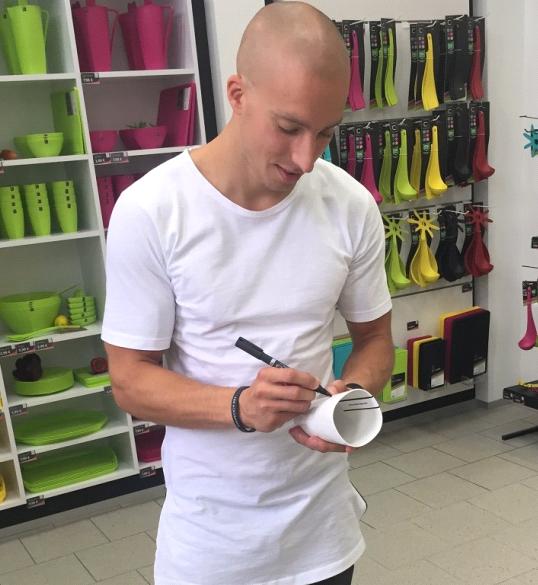 Vau! Akrobat Filip Kržišnik: Sladkarije si shranjuje