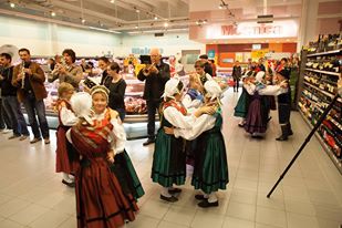 VIDEO! Pri nas v trgovini izvedli prvi folklorno-pihalni flasb mob!