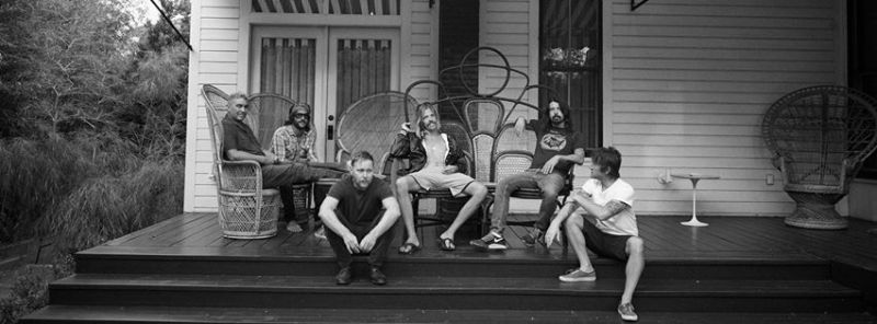 Foo Fighters po odpovedanem koncertu v Parizu žrtvam poklonili EP