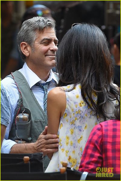 Opa! George Clooney in Amal sta se pocrkljala kar pred vsemi
