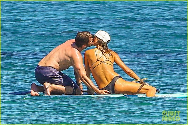 Opa! Gerard Butler skrivnostno lepotičko prijel za tazadnjo