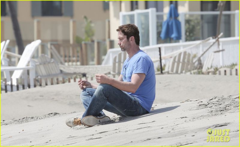 Vau! Gerard Butler meditira na plaži