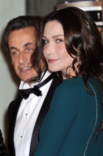 Carla Bruni in Sarkozy zaradi vročega seksa zamudila h kraljici