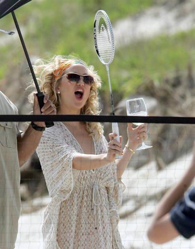 Kate Hudson pijana na plaži igrala badminton