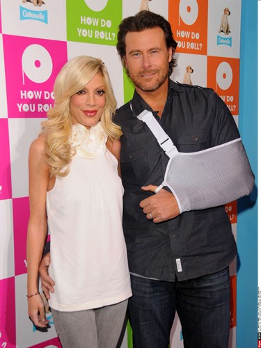 Paranoična Tori Spelling prepričana, da jo mož vara