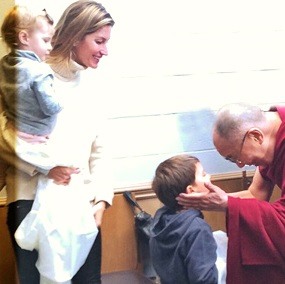 Foto! Gisele Bundchen z otroci obiskala Dalai Lamo!