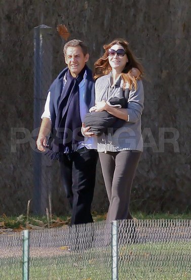 Ujeta! Družina Sarkozy na jesenskem sprehodu z malo Giulio