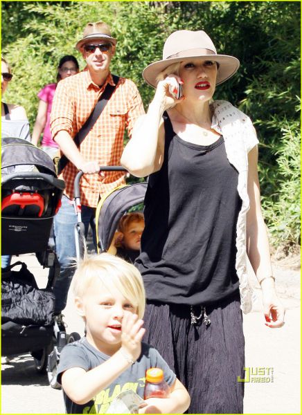 FOTO Mladostna mamica Gwen Steffani sinova odpeljala v živalski vrt