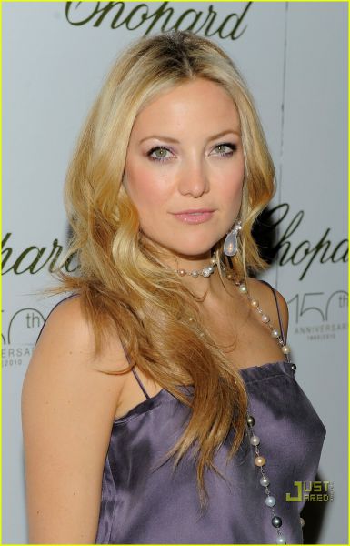 OPS! Kate Hudson razkazovala svoje nove prsi brez modrčka