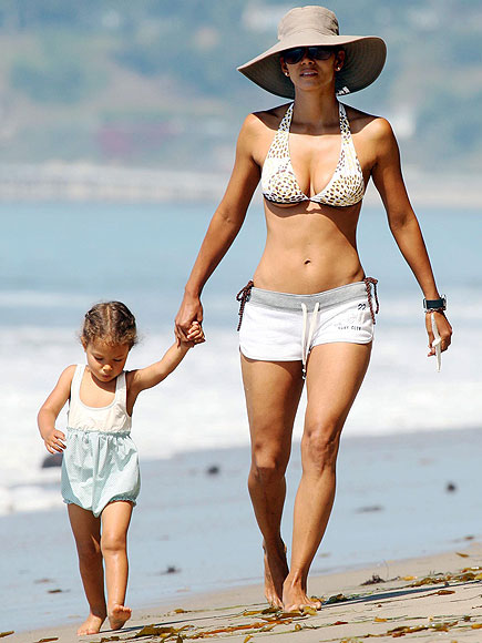 FOTO Halle Berry dopolnila 44 let in še vedno izgleda fantastično