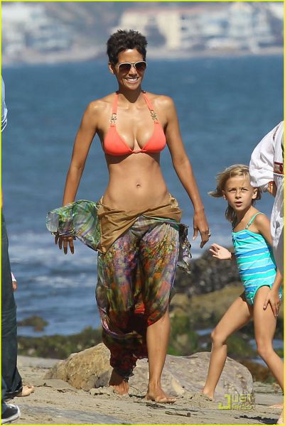 FOTO Halle Berry 45. rojstni dan proslavila v bikinkah