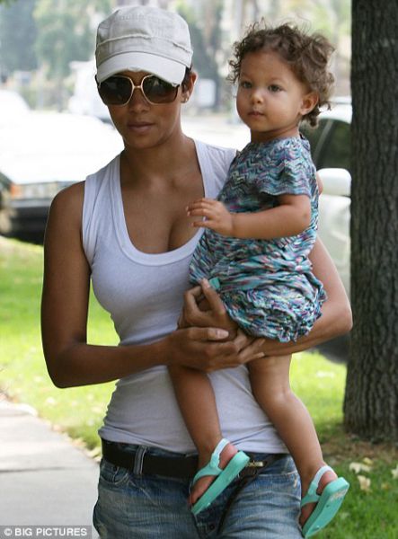 Halle Berry v nakupovalnem centru izgubila hčerko