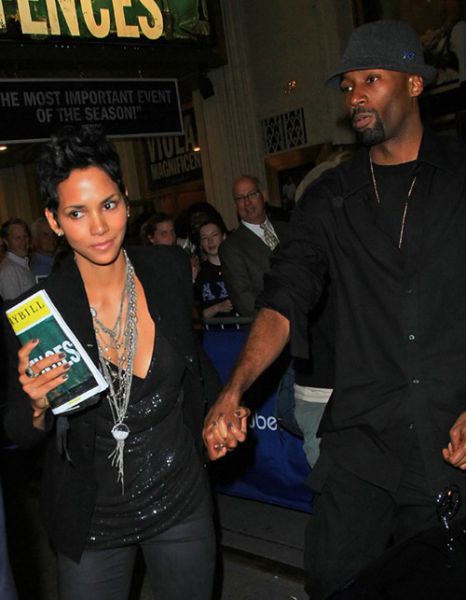 FOTO Teden dni samska Halle Berry že našla novega!