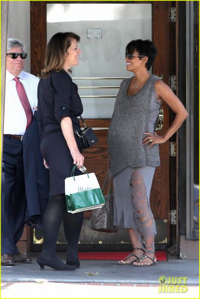 Halle Berry: Kazala ogromen trebuh in bele zobe
