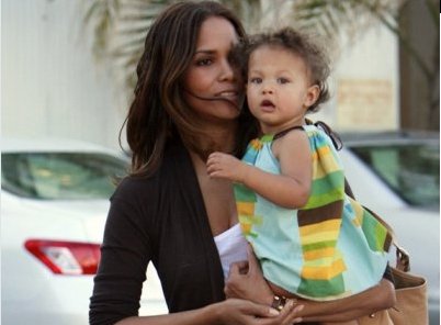 Je Halle Berry res noseča in razpeta med dvema moškima?
