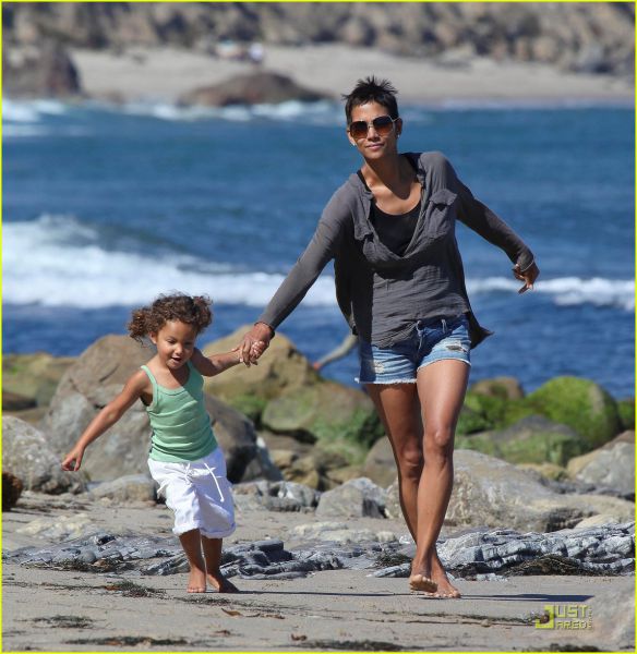 Družinska idila Halle Berry: S hčerkico in dragim na kosilu