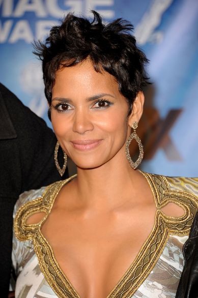 OPA! Halle Berry pritegnila poglede z dekoltejem do popka