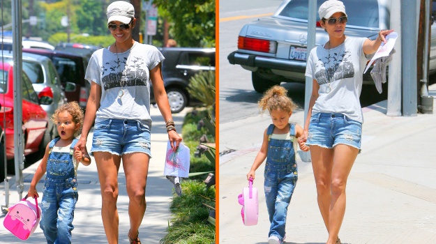 OPA! Halle Berry v mini hlačkah pokazala brezhibno ritko