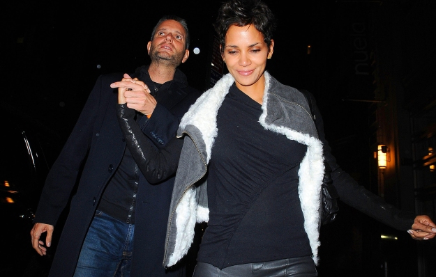 UJETA Halle Berry na skrivnostnem zmenku: Kje je Olivier Martinez?
