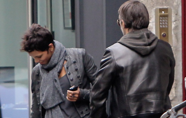 Halle Berry potrdila zvezo: Preselila se je k Oliverju Martinezu!