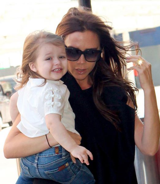 Harper Beckham z velikim nasmehom pozdravila paparace