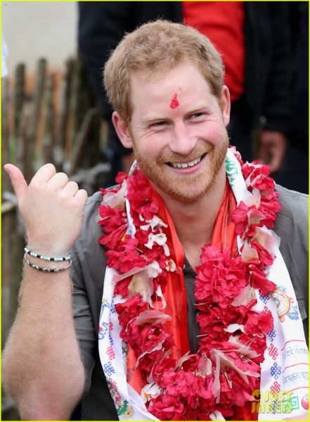 Princ Harry stanuje pri domačinih v Nepalu
