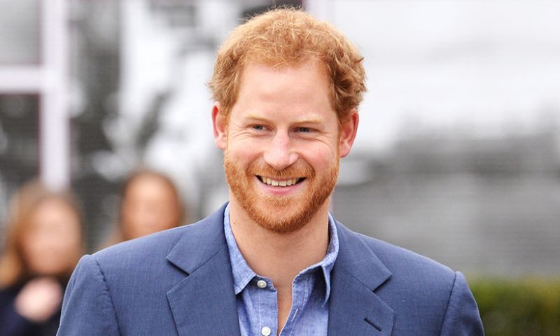 Princ Harry je spet odletel k njej