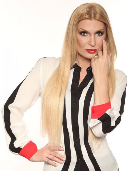 Helena Blagne svetuje le v svileni halji