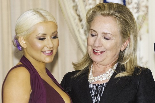Opa! Hilary Clinton buljila v bujno oprsje Christine Aguilera