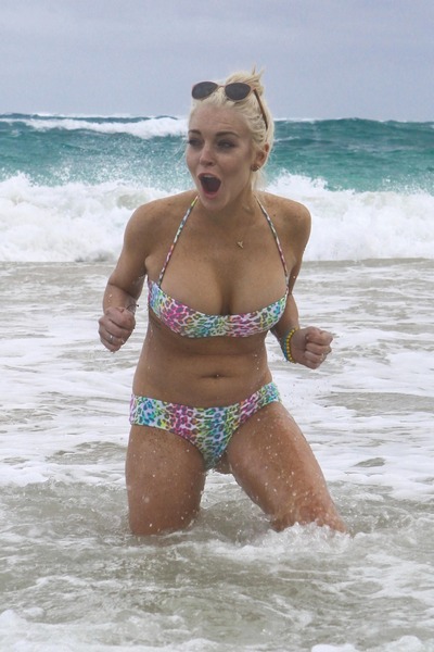 Bikini! Čeprav je zima, zvezdnice uživajo v kopalkah!