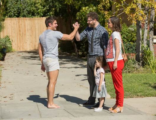 V komediji Sosedi 2 spet razgaljeni Zac Efron
